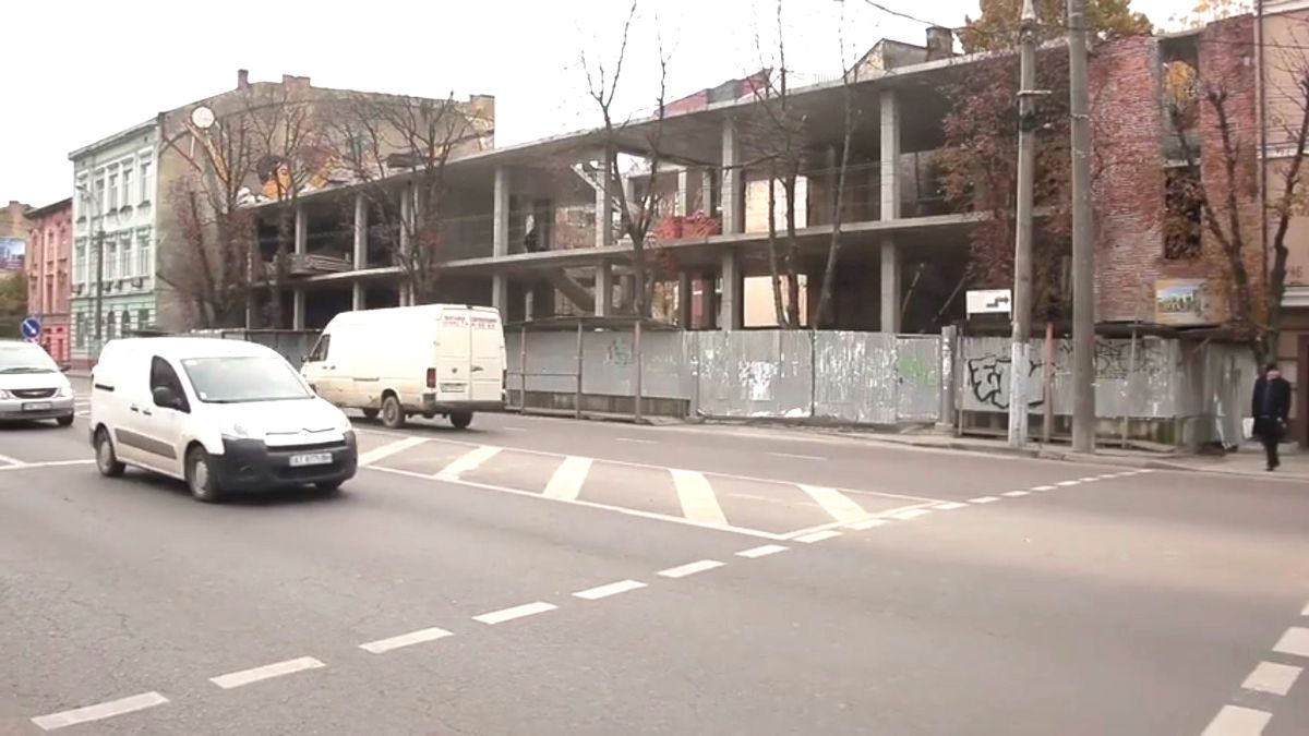 У центрі Львова замість двоповерхової будівлі зводять офіс на чотири поверхи