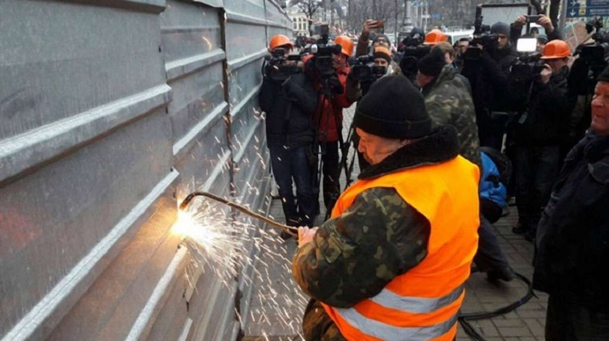 У Києві почали зносити незаконну надбудову на Будинку профспілок