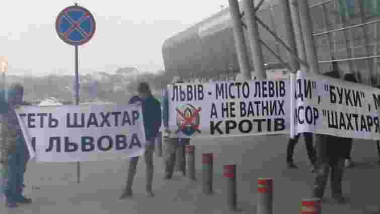 Невідомі із плакатами «Геть «Шахтар» зі Львова» зустріли донецьку команду в аеропорту