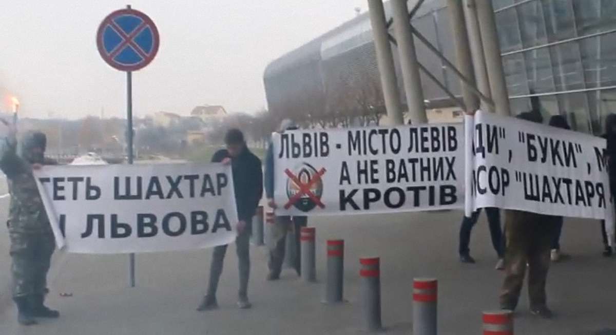 Невідомі із плакатами «Геть «Шахтар» зі Львова» зустріли донецьку команду в аеропорту
