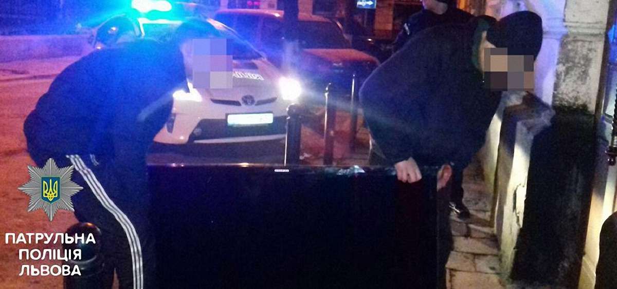 Вночі патрульні затримали двох львів’ян з плазмовим телевізором в руках