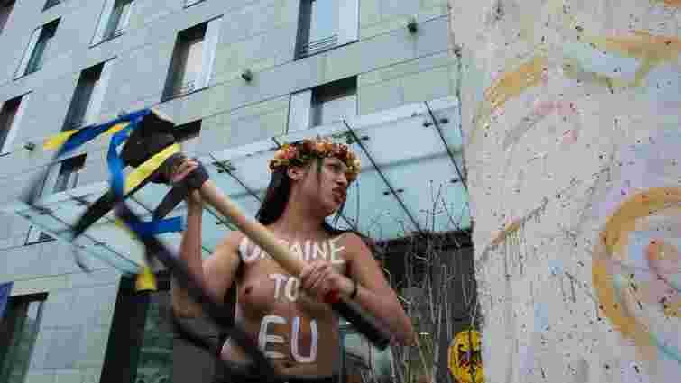 У Києві активістка Femen влаштувала оголену акцію на підтримку безвізу