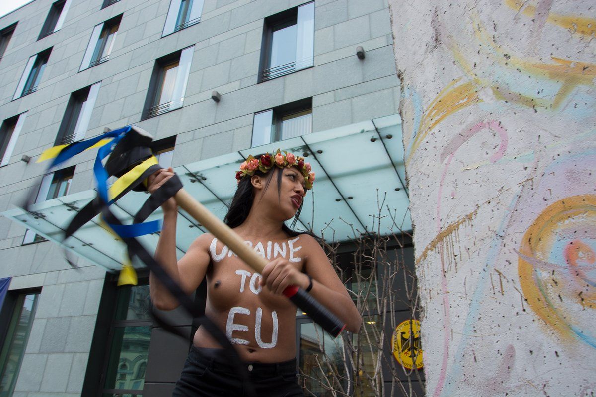 У Києві активістка Femen влаштувала оголену акцію на підтримку безвізу