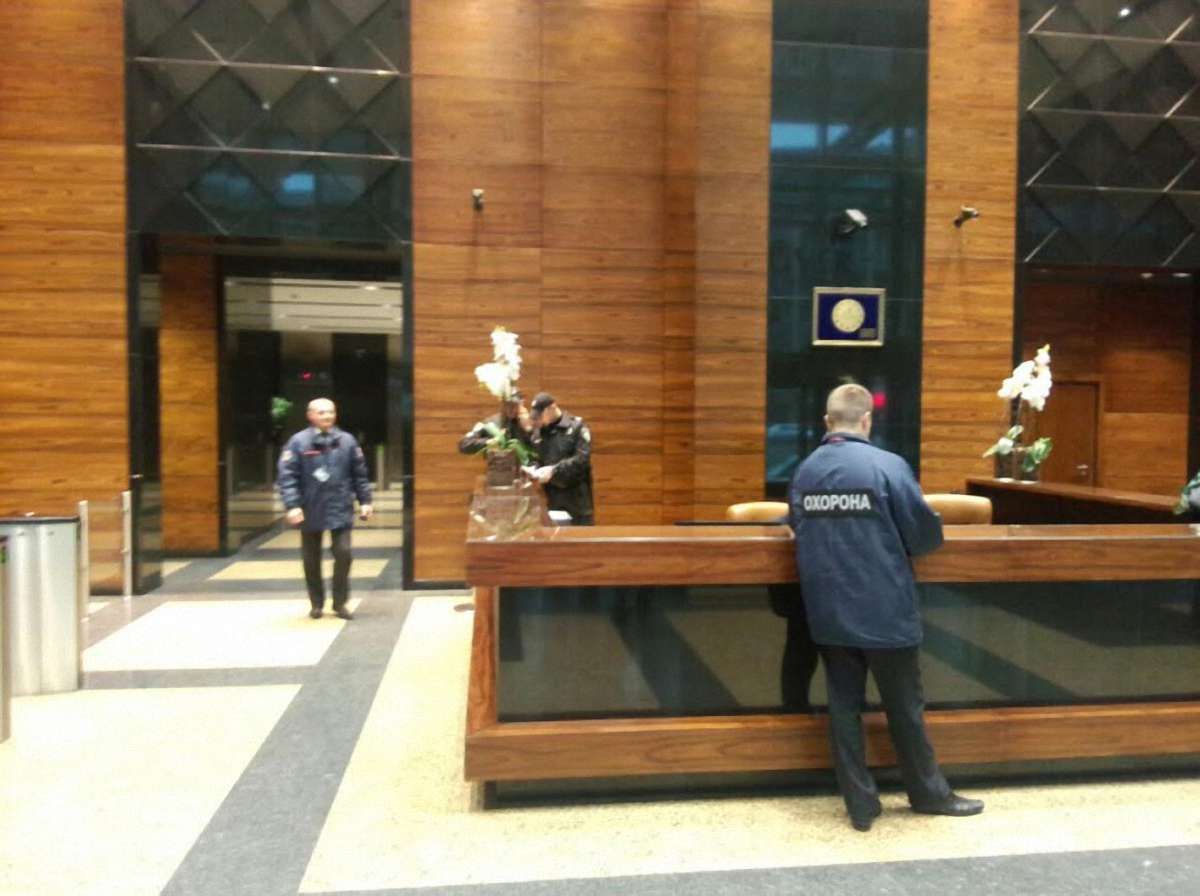 У торговий центр власника банку «Михайлівський» прийшли з обшуком озброєні силовики