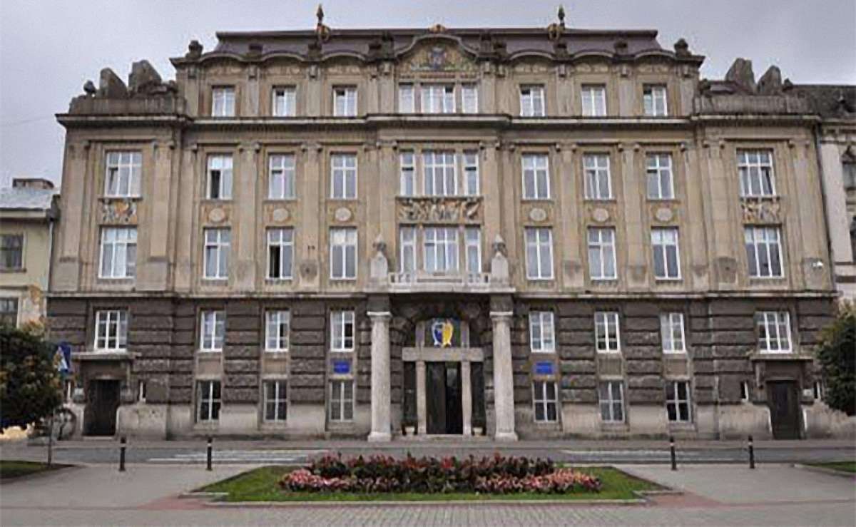 Львівські прокурори приватизували половину з наданих міськрадою службових квартир