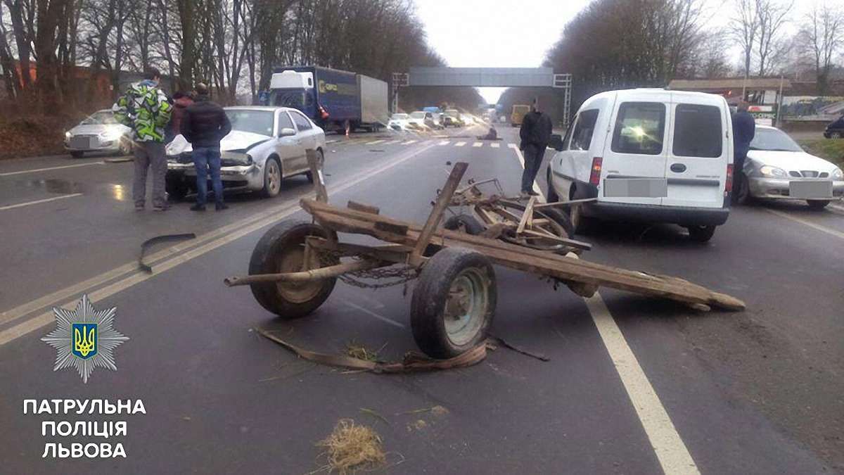 Через фірмана на трасі біля Львова у ДТП потрапили три автомобілі