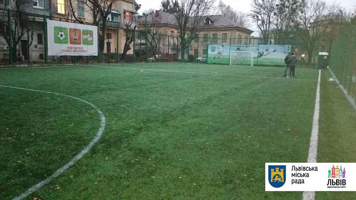 На вул. Тернопільській у Львові відновили майданчик для міні-футболу