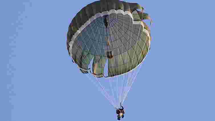 Українські військові випробовували новітні парашутні системи