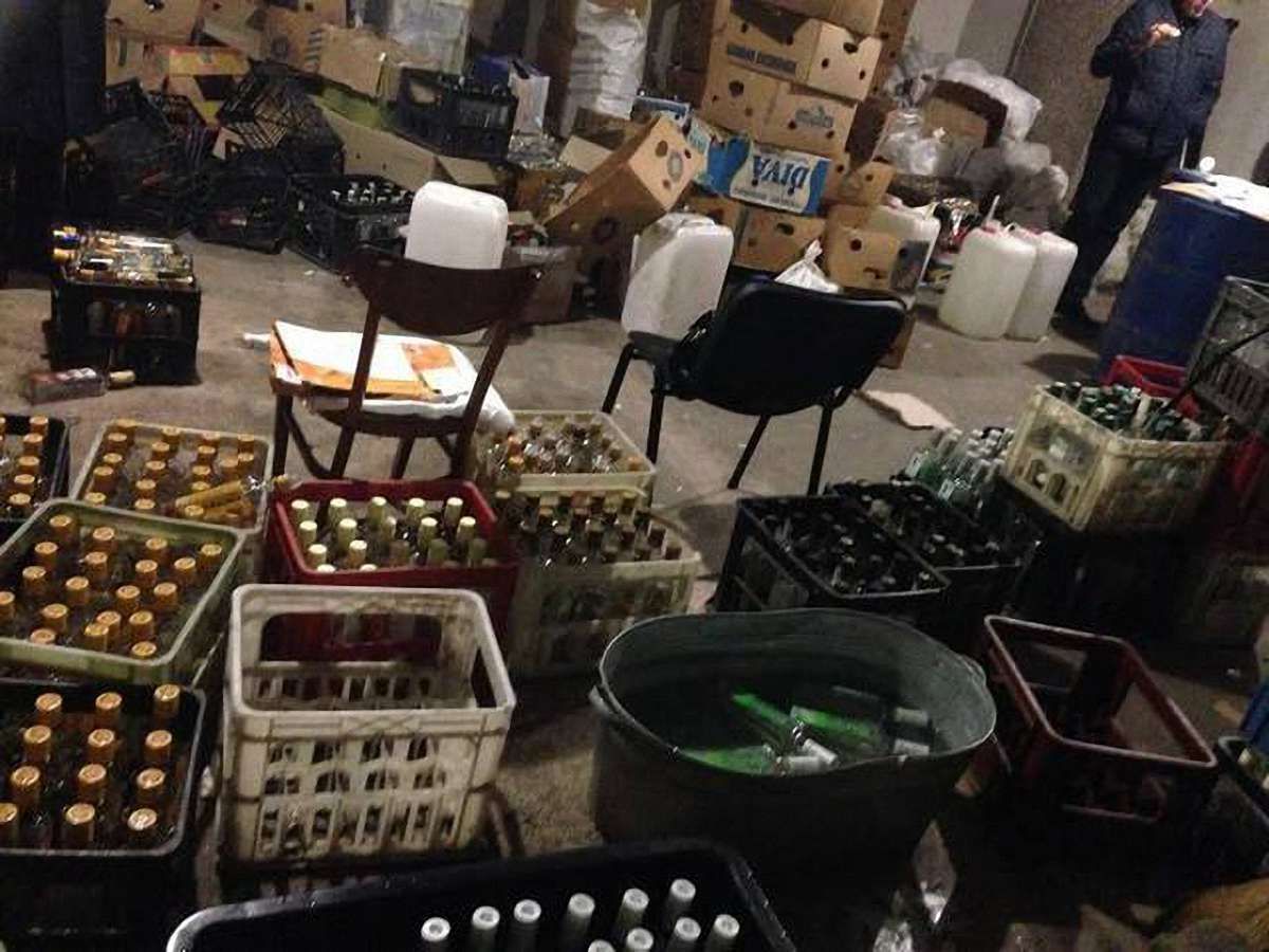 На Прикарпатті ліквідували підпільний цех з виготовлення фальсифікованого алкоголю