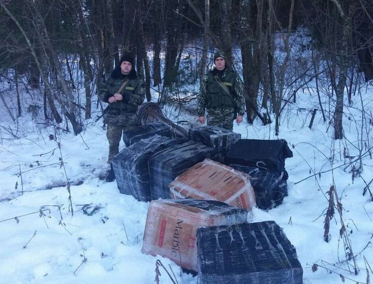 На Буковині прикордонники виявили 30 ящиків контрабандних сигарет
