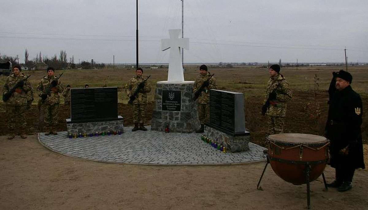 На Херсонщині відкрили пам’ятник кримчанам, які загинули в боях за Україну