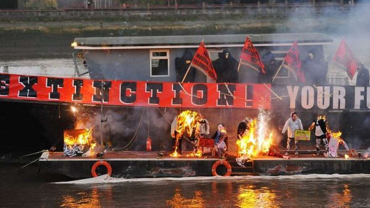 У Лондоні спалили колекцію речей Sex Pistols на $6 млн