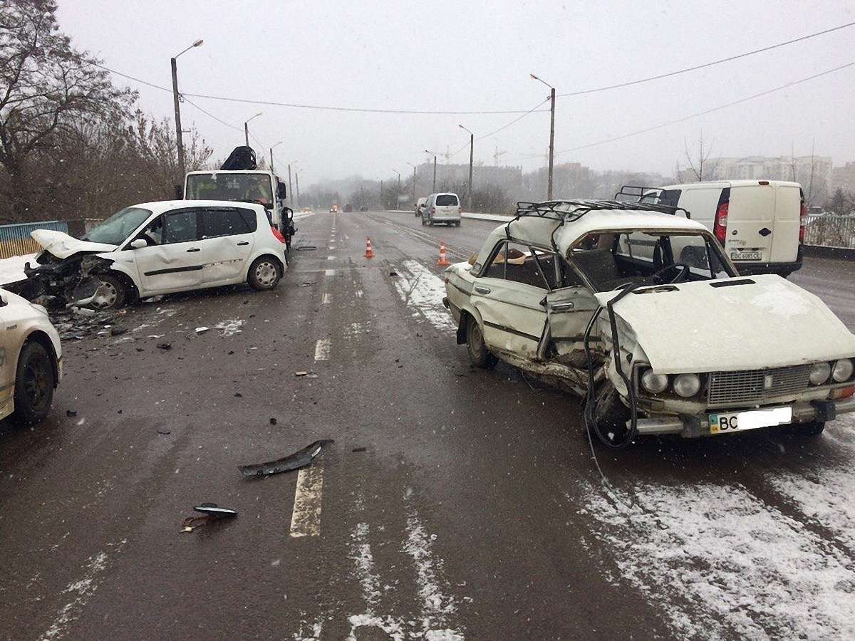 Внаслідок зіткнення двох авто у Львові госпіталізували трьох людей
