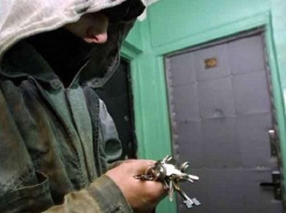 У Червонограді затримали квартирного злодія, який проник у приміщення з господинею всередині