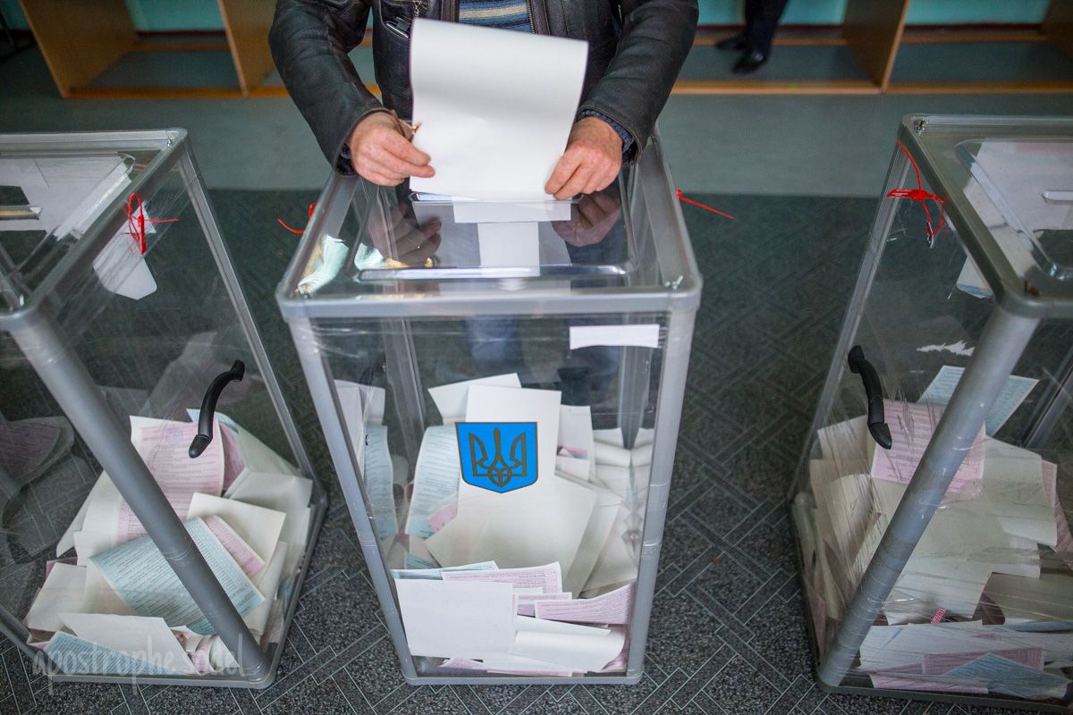 Дострокові вибори президента і парламенту підтримують менше половини українців