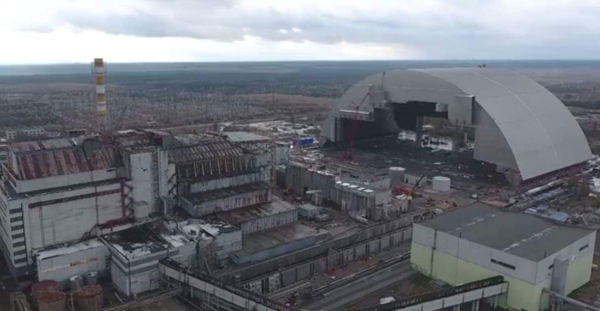 Четвертий енергоблок ЧАЕС накрили новим саркофагом