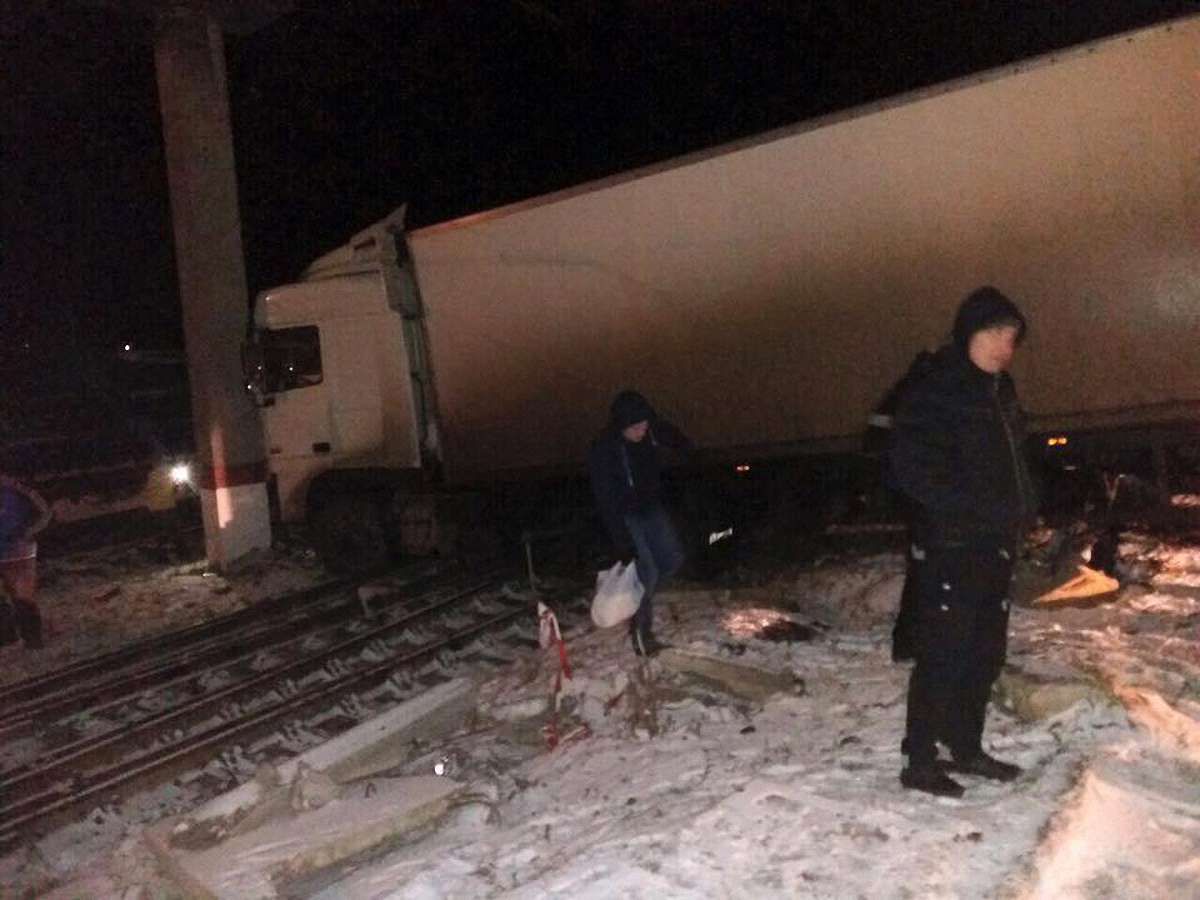 На Львівщині внаслідок ДТП вантажівка заблокувала три станційні колії