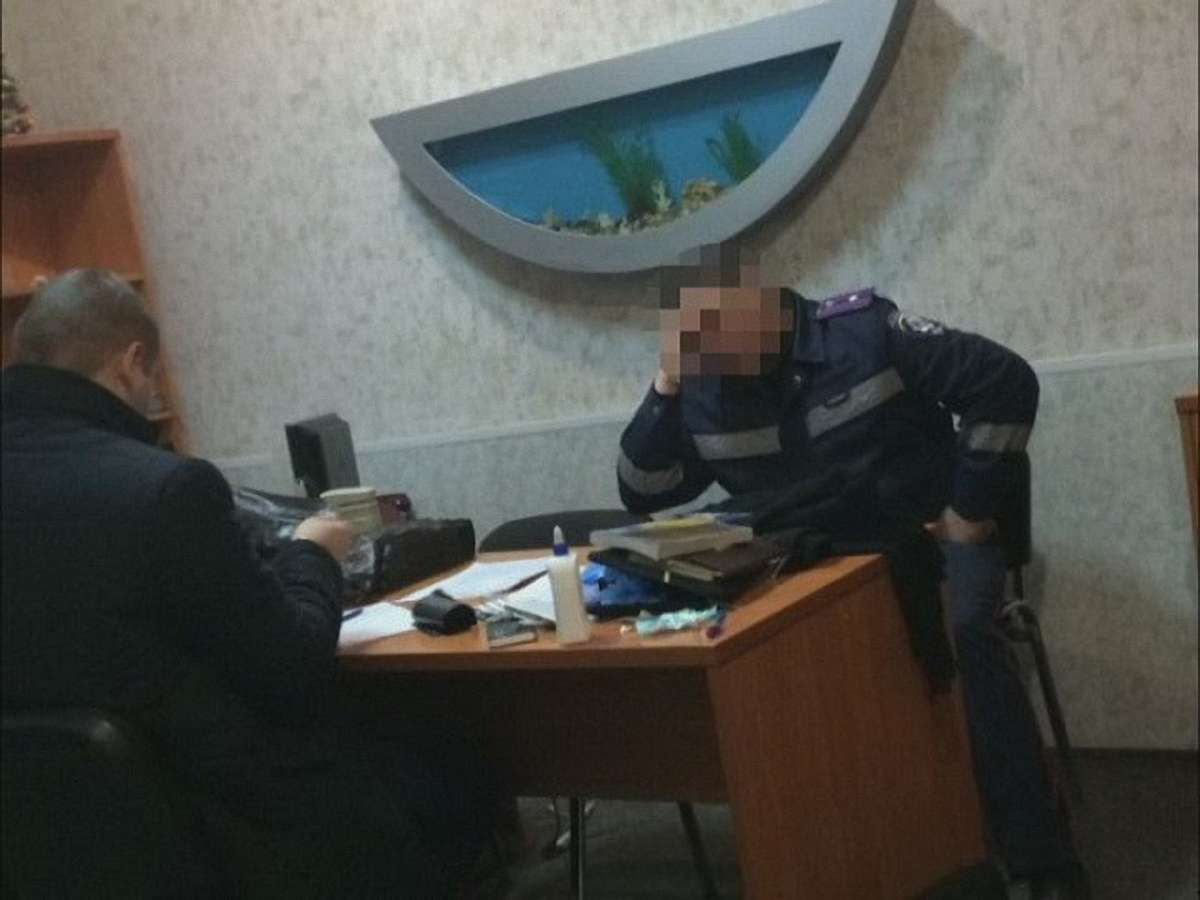 У Кам’янську викрили керівників підрозділу поліції, які систематично брали хабарі з підлеглих