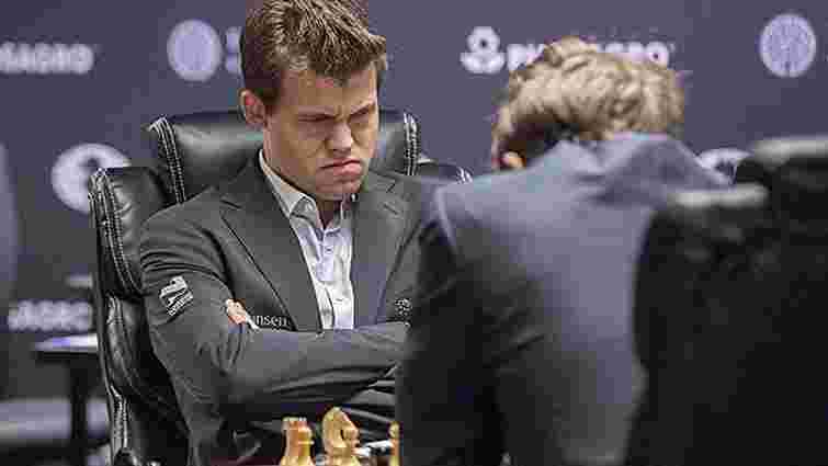 Норвежець Магнус Карлсен відстояв звання чемпіона світу з шахів у поєдинку з росіянином