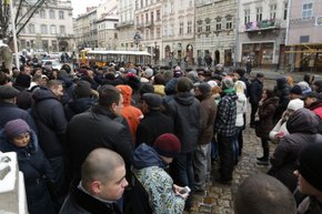 Десятки мешканців  протестують під мерією проти пресування сміття у Рясному