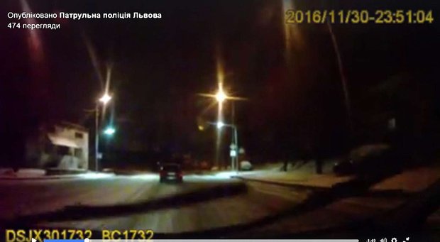 У Львові таксист заблокував дорогу п’яному водію, якого переслідували патрульні