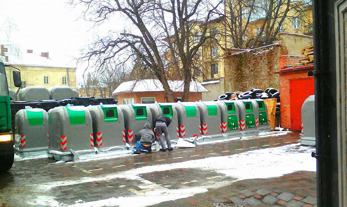 У центрі Львова встановлюють сучасні сміттєві контейнери закритого типу