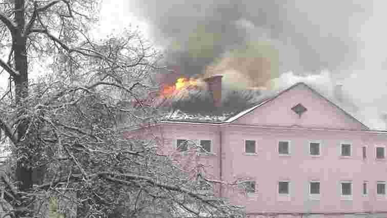 В Ужгороді загорілася будівля СІЗО