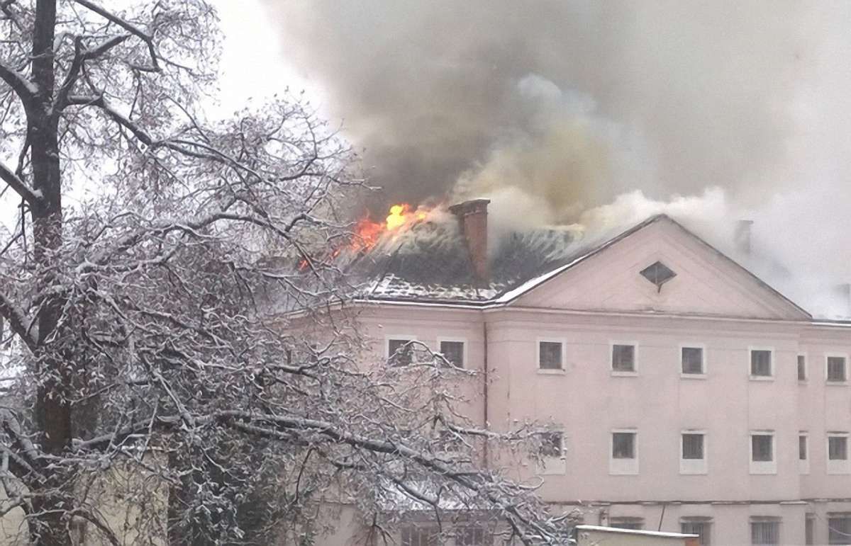 В Ужгороді загорілася будівля СІЗО
