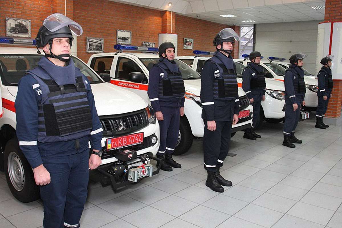 Українські рятувальники отримали 12 автомобілів для розмінування від ЮНІСЕФ та уряду Японії
