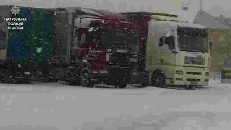 Через погодні умови вантажівки на Львівщині скеровують на спецстоянки