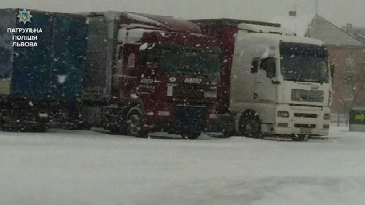 Через погодні умови вантажівки на Львівщині скеровують на спецстоянки
