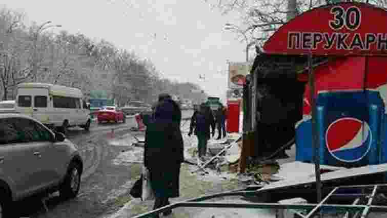 У Києві вантажівка в’їхала в зупинку громадського транспорту та перукарню, постраждали 10 осіб