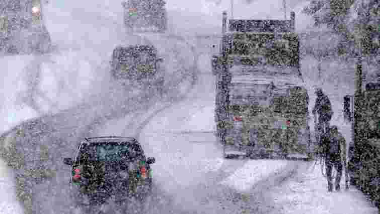 Через снігопади «Укравтодор» обмежив рух транспорту в чотирьох областях