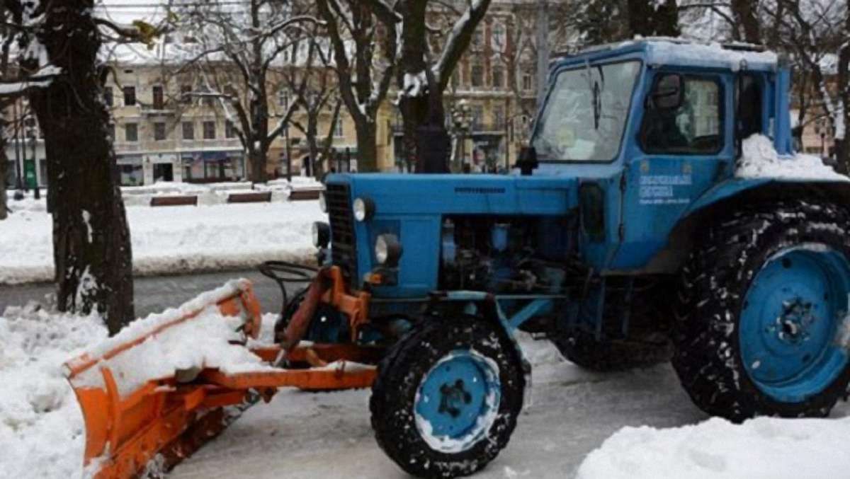 У суботу вранці для посипання вулиць використали майже 500 кубометрів піскосуміші