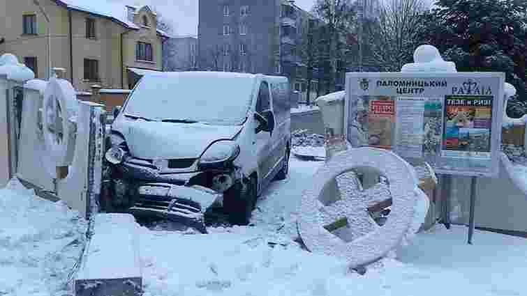 У Львові водій автомобіля протаранив огорожу церкви
