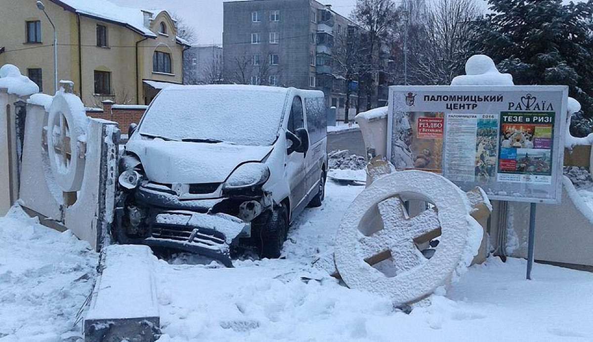 У Львові водій автомобіля протаранив огорожу церкви