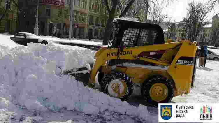 Вранці вулиці Львова розчищали 57 снігоприбиральних машин