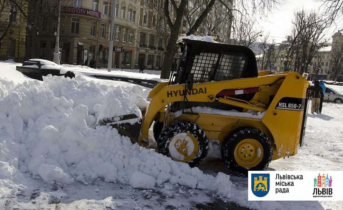 Вранці вулиці Львова розчищали 57 снігоприбиральних машин