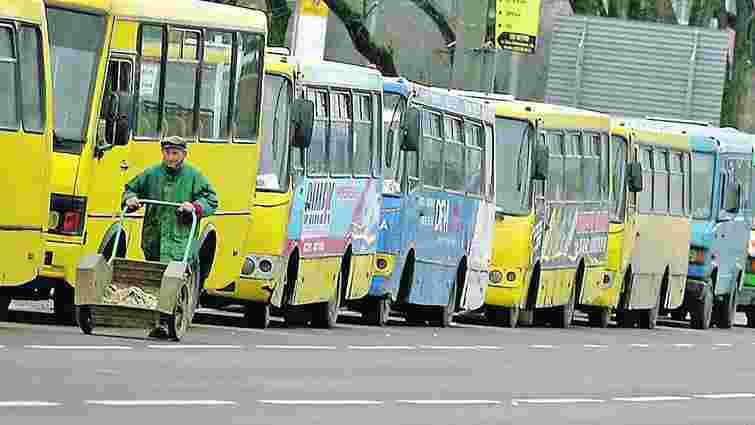 В українських містах почав дорожчати проїзд у маршрутках