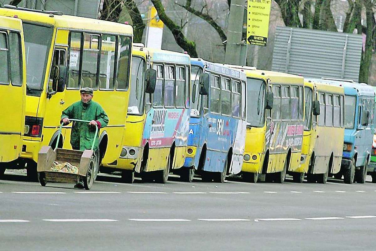 В українських містах почав дорожчати проїзд у маршрутках