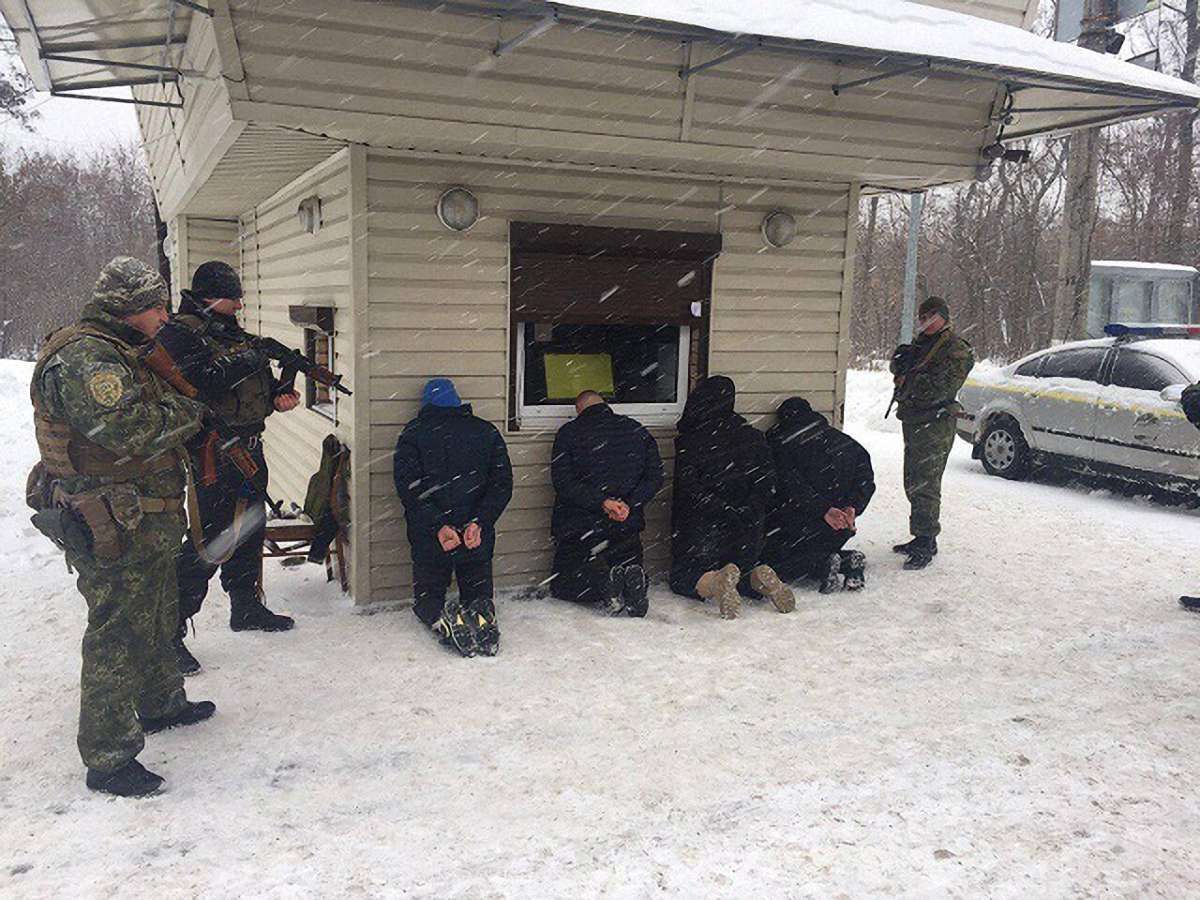 У Харкові невідомі зі зброєю відібрали у чоловіка сумку з ₴1 млн