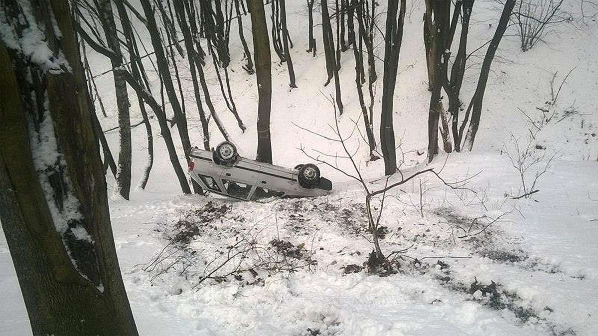 У Львові автомобіль без водія злетів у глибокий яр і перекинувся