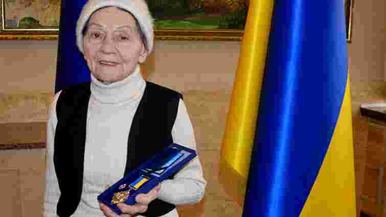 На Закарпатті 90-річна волонтерка отримала нагороду за допомогу бійцям АТО