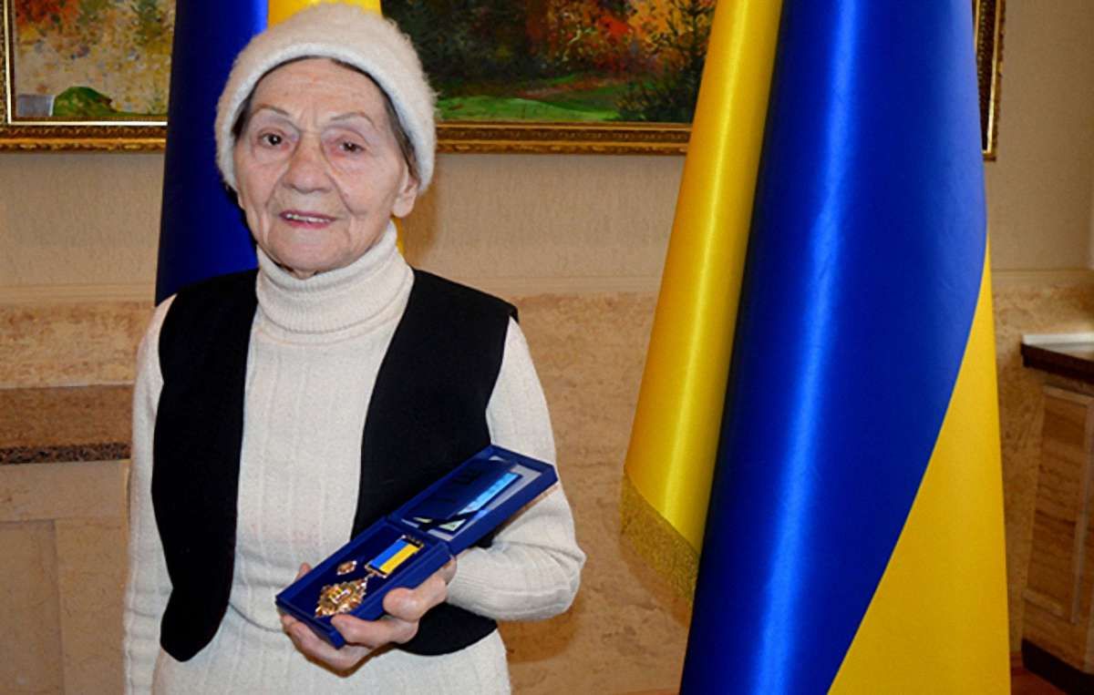 На Закарпатті 90-річна волонтерка отримала нагороду за допомогу бійцям АТО