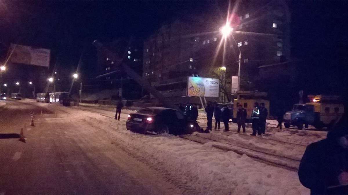 На перехресті вул. Княгині Ольги і Сахарова BMW звалив стовп трамвайної лінії