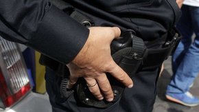 У Львові поліцейський, погрожуючи зброєю, відібрав у затриманого $4 тис.