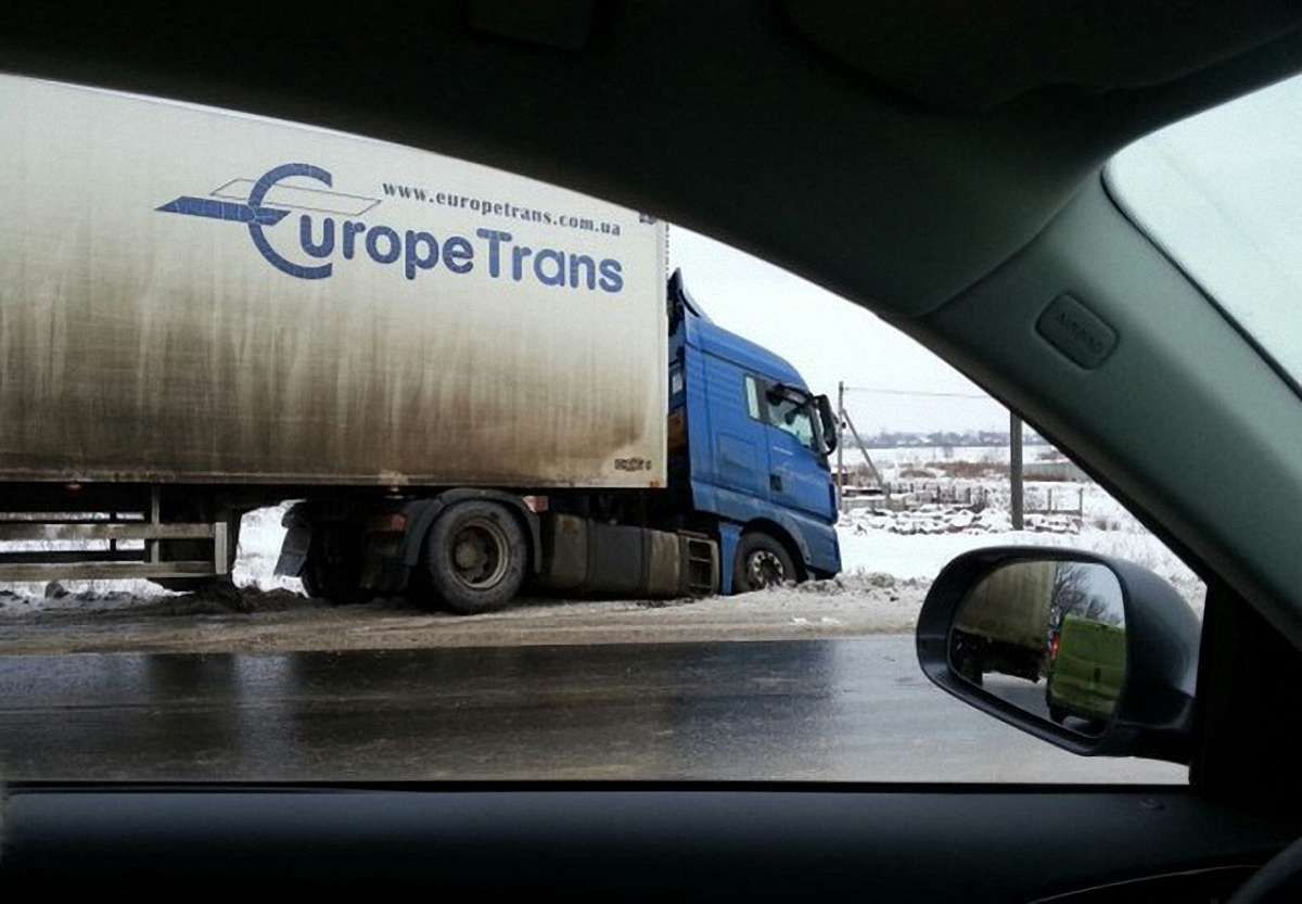 У Волинській області через ожеледицю на дорогах перекрили рух транспорту