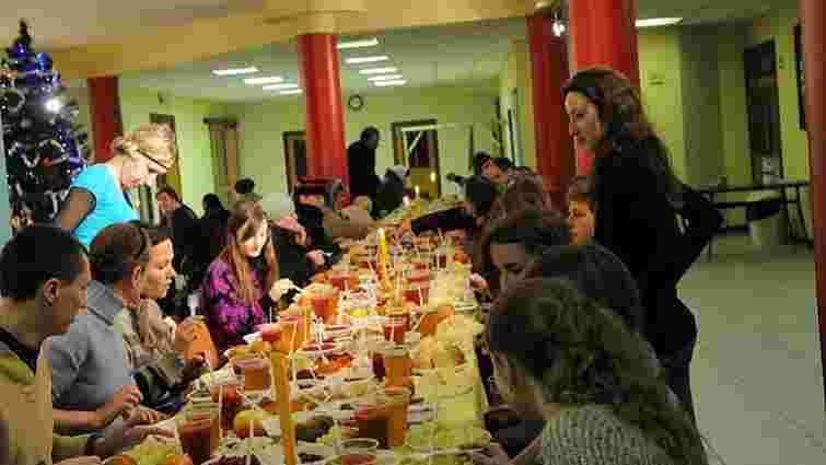 На Святвечір студенти УКУ організують благодійну вечерю для 800 людей
