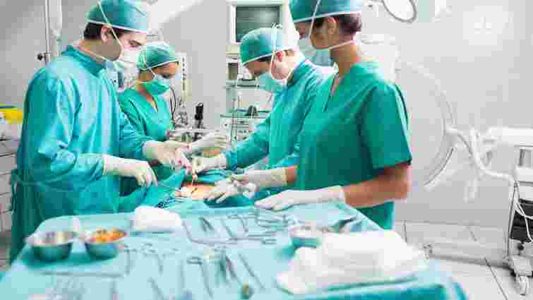 Львівські хірурги вперше в Україні провели унікальну операцію на судинах нирок