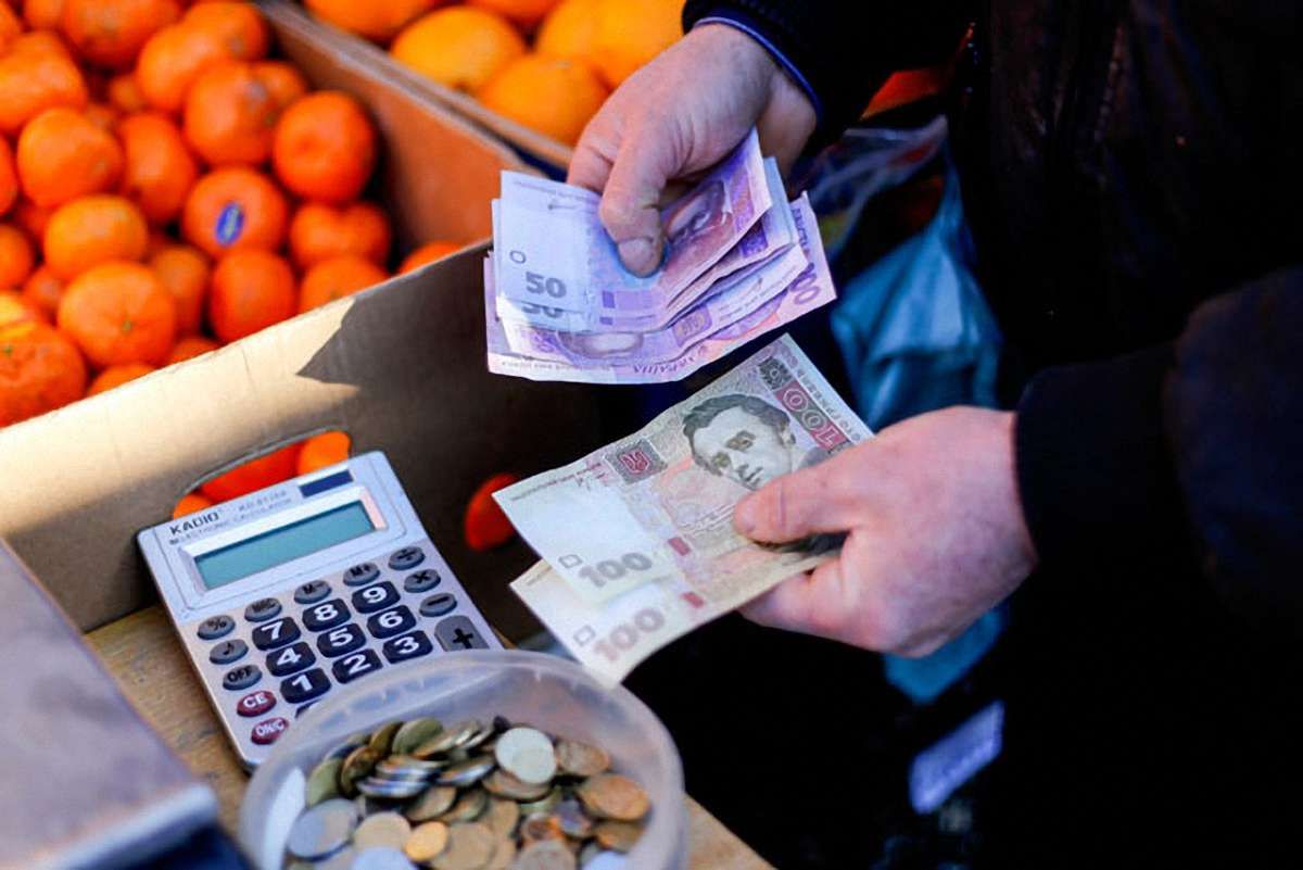Річна інфляція в Україні сповільнилася до 12,1%